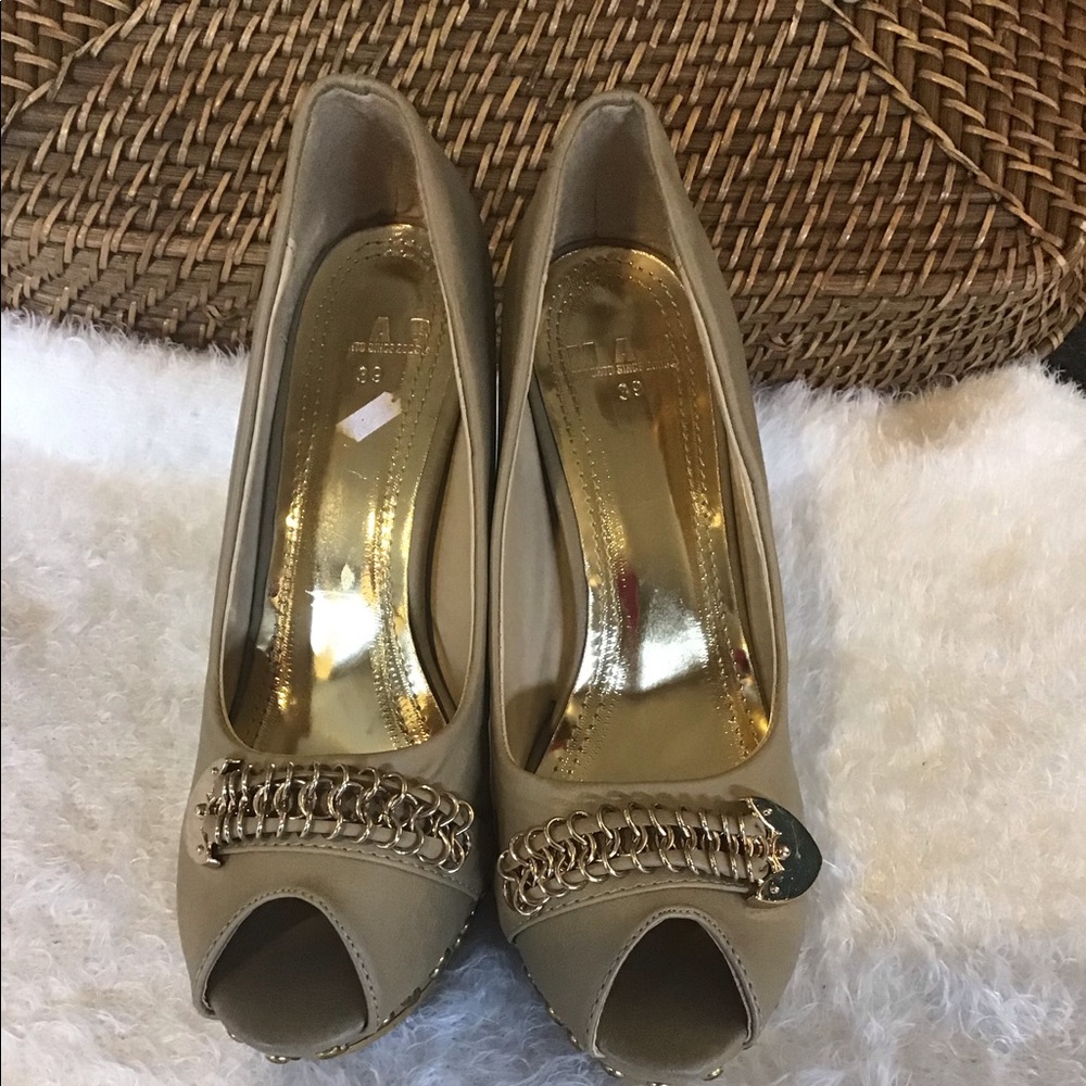 Shoes - Picture 2 of 3